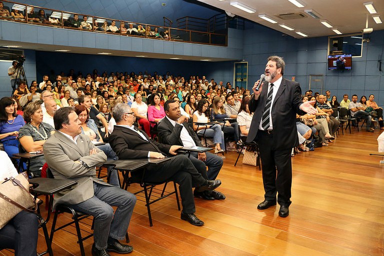 Público lota plenário para ver palestra do filósofo Mário Sérgio Cortella