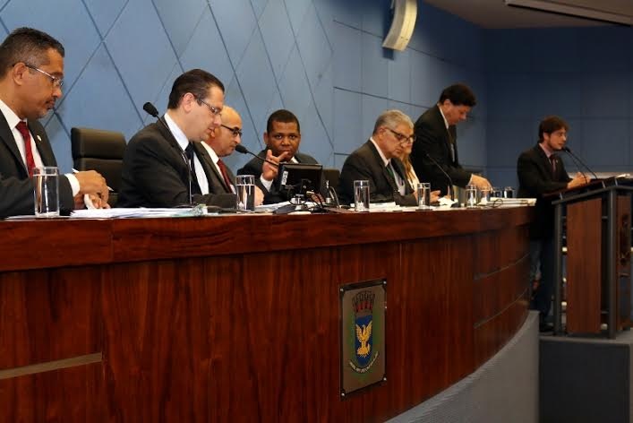 Câmara aprova mudança para notificar ex-prefeitos a se defenderem frente a recusa de contas, com objetivo de agilizar votação de pareceres do TCE e garantir efetividade de decisões