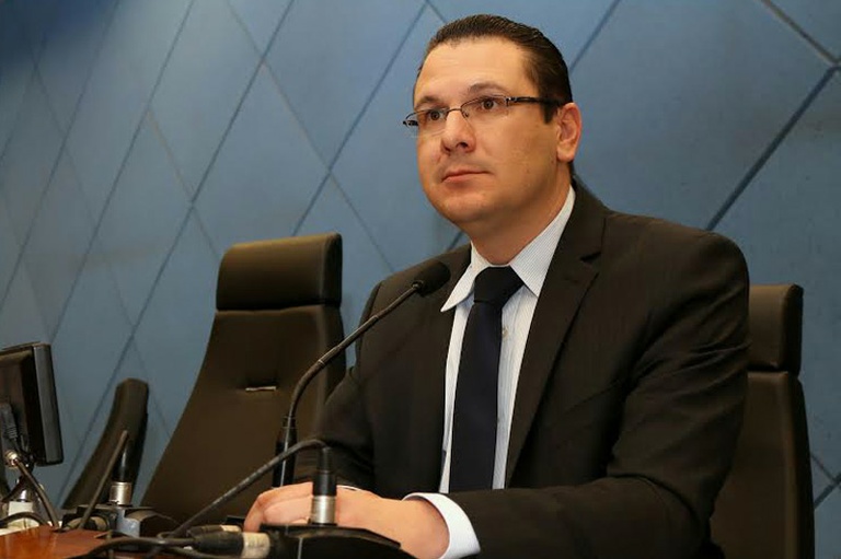 Presidência da Câmara notifica Izalene e Hélio para apresentarem defesa das contas de 2002, 2004, 2006, 2009 e 2010