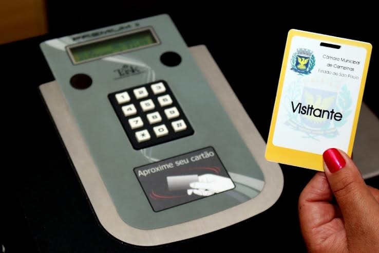 Segurança e planejamento de recursos:  Câmara institui cartão de identificação para entrada e saída de funcionários, prestadores de serviço e visitantes