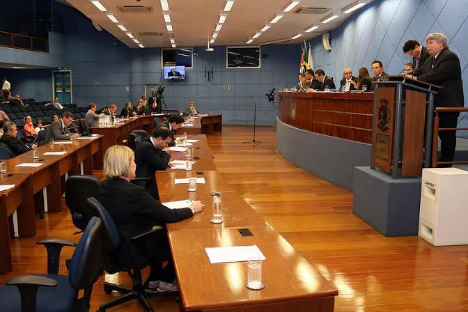 Vereadores retiram de pauta PL que obriga prefeitura a disponibilizar cadeiras de rodas em escolas, para aprimoramento jurídico