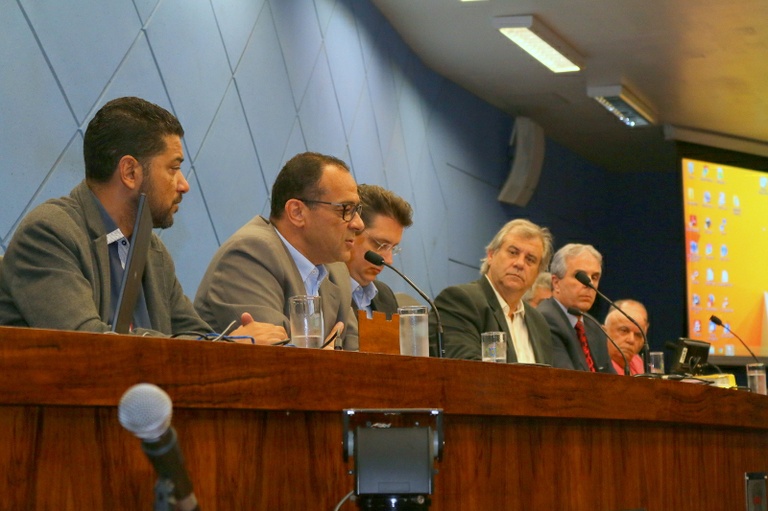 Anúncios de banheiros subterrâneos e 700 pontos de led marcam reunião da CEE sobre a revitalização da Glicério