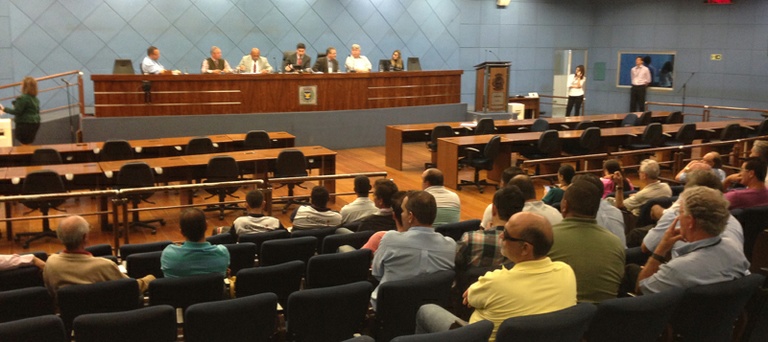 Audiência Pública do PL AntiUber é marcada por apoio ao projeto e questionamentos à ausência de fiscalização ao aplicativo; Constituição garante que regulamentação é municipal