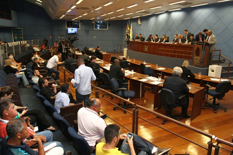 Vereadores analisam nesta quarta-feira (26/08) PL que determina a instalação de bebedouros nos shoppings da cidade