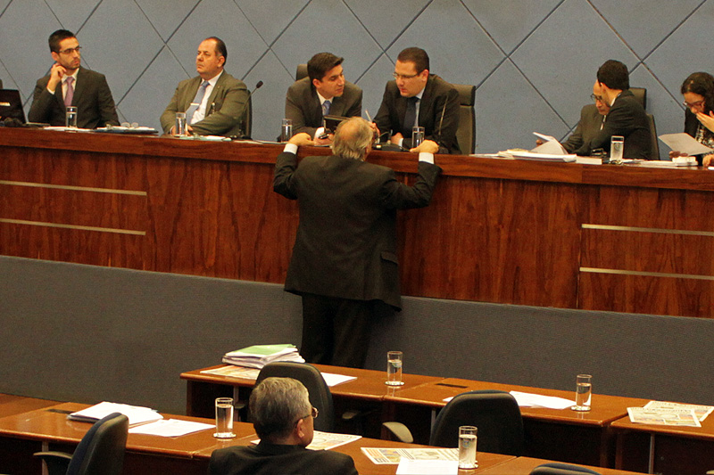 Vereadores aprovam em 1ª discussão obrigatoriedade de estabelecimentos que vendem bebidas destacarem necessidade de lavar lata antes de consumo