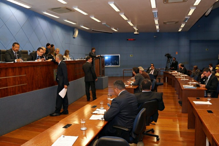 PL que regulamenta disposição de revistas de conteúdo adulto é aprovado em segunda discussão; confira a votação desta quarta  