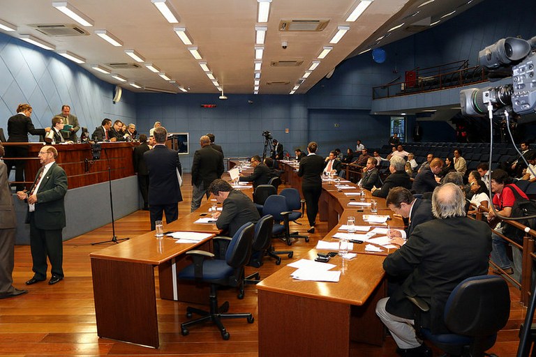 Vereadores analisam criação de banco de horas para funcionários efetivos
