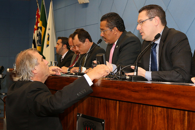 Vereadores analisam parecer do TCE em relação às contas da prefeitura de 2004
