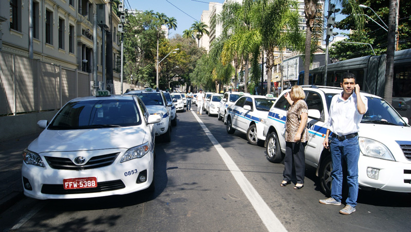 Câmara acompanha protesto de taxistas contra o Uber; PL propõe proibição do aplicativo por motorista não-regulamentado