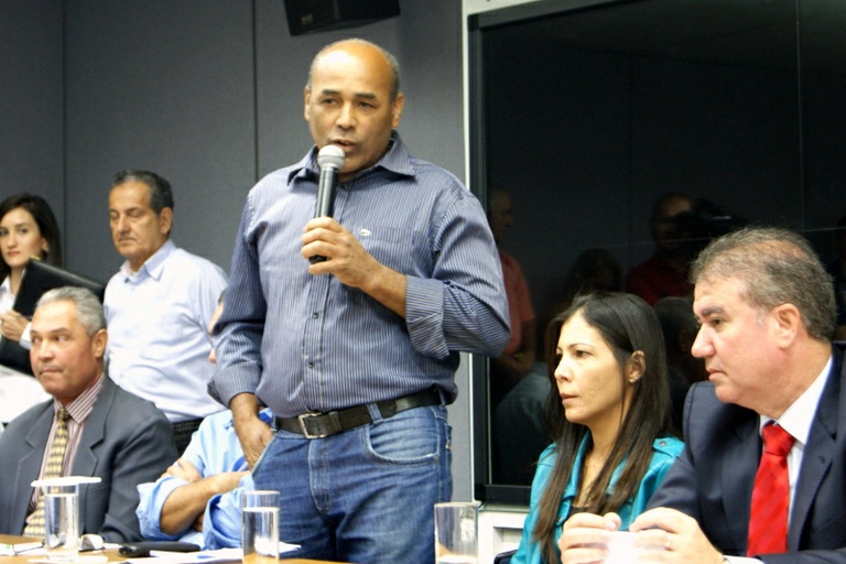 Canário representa a Câmara na entrega das novas permissões aos taxistas de Campinas