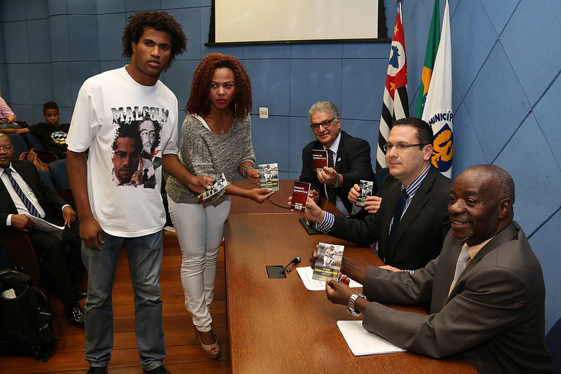 Em ato simbólico, Presidência da Câmara recebe estatuto da igualdade racial