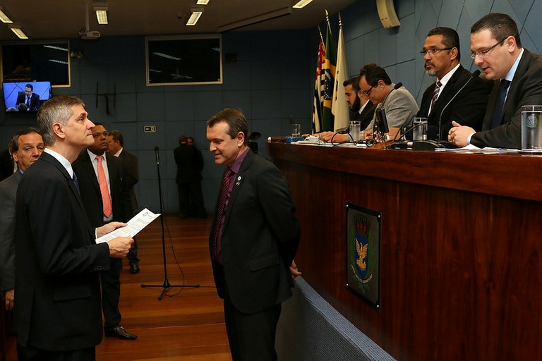 Em sessões extraordinárias na manhã desta segunda, vereadores aprovam PLs que desburocratizam liberação a edificações e desincorporação parcial de praça para construção de Centro de Saúde