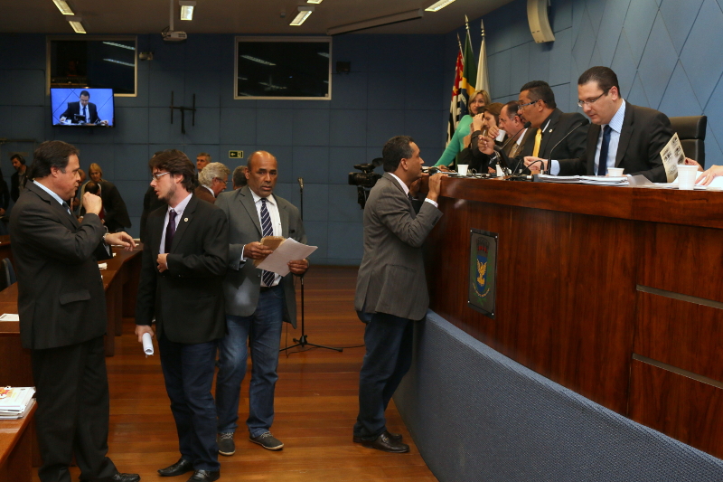 Vereadores aprovam correções inflacionárias de 8,36% a vencimentos do Legislativo e, em primeira votação, obrigatoriedade de caixas bancários em piso térreo para quem tem mobilidade reduzida