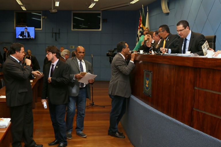 Vereadores aprovam correções inflacionárias de 8,36% a vencimentos do Legislativo e, em primeira votação, obrigatoriedade de caixas bancários em piso térreo para quem tem mobilidade reduzida
