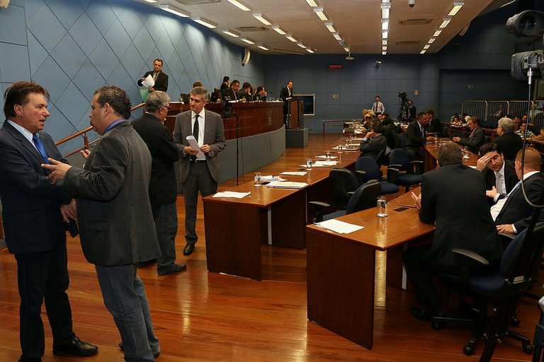 Vereadores aprovam, em 1ª discussão, projeto de lei que permite utilização de imóveis vagos como estacionamento