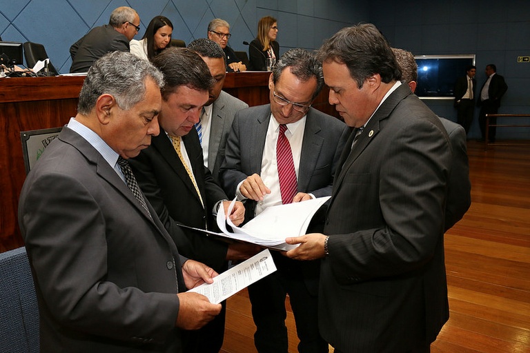 Vereadores analisam - na sessão de segunda-feira (18) - PLC que prevê regularização de obras clandestinas