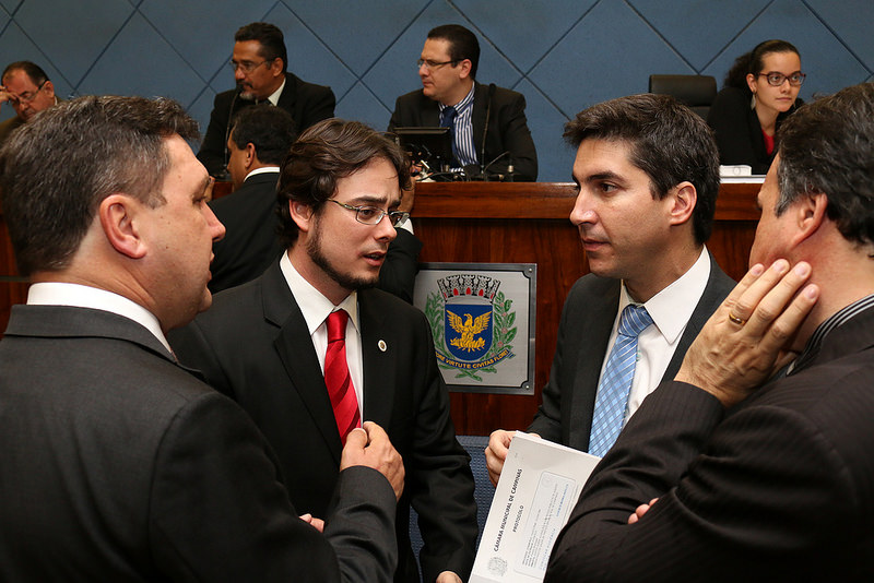 Vereadores aprovam em 1ª votação PLs para a criação de 616 cargos para agente de saúde e redução de ISSQN para instituições de ensino da área