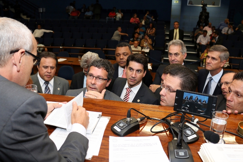 Contra dengue: vereadores aprovam em primeira votação PL que prevê multa a quem não manter limpos imóveis desocupados