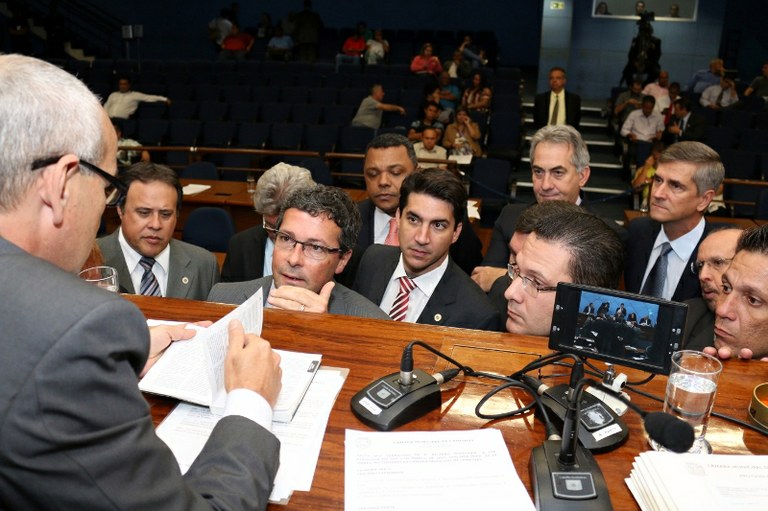 Contra dengue: vereadores aprovam em primeira votação PL que prevê multa a quem não manter limpos imóveis desocupados
