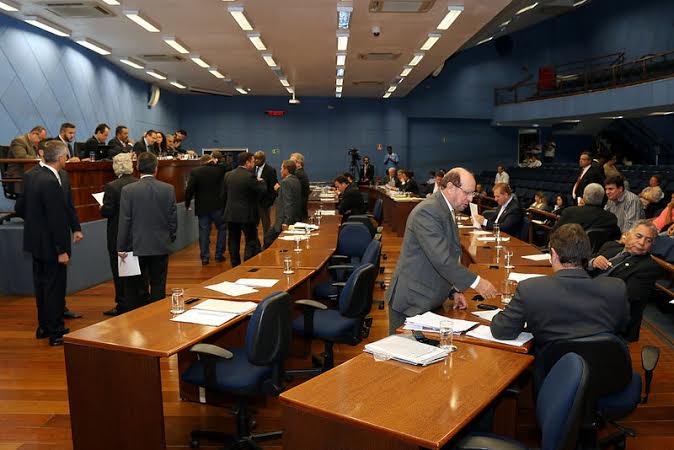 Vereadores votam em 2ª discussão o PL que prevê multa a quem não manter limpos imóveis desocupados