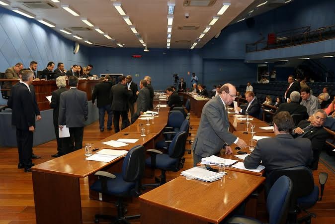 Vereadores votam em 2ª discussão o PL que prevê multa a quem não manter limpos imóveis desocupados