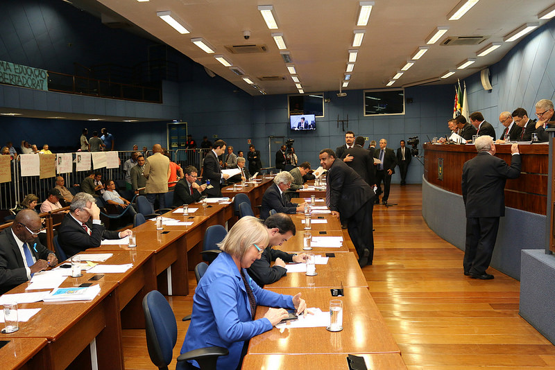 Câmara aprova, em primeira votação, PL que obriga eventos culturais, de lazer e esportes a dar desconto de 50% na entrada a pessoas com 60 anos ou mais