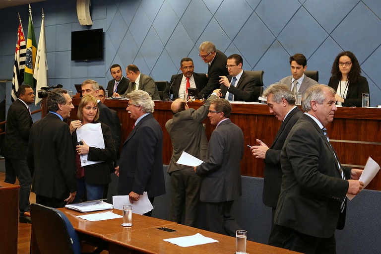 Câmara aprova orçamento 2016 em primeira votação e, em segunda análise, obrigatoriedade de empresas de telefonia e TV a cabo terem sede física para atender reclamações