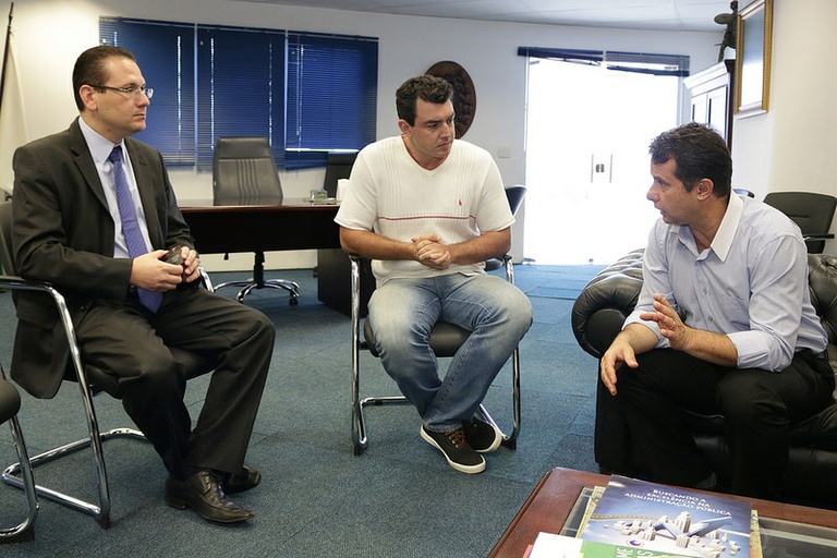 Presidente da Câmara recebe produtores que estão fundando Associação Regional de Cinema para futuro convênio com a TV Câmara