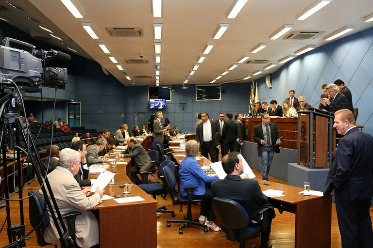 Vereadores votam na segunda (09/11) PL que determina fornecimento gratuito de água filtrada para clientes de bares e restaurantes; PLC que autoriza  terceirização dos pontos de ônibus também entra em votação