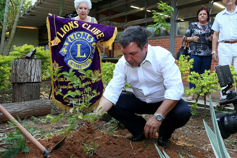 Câmara participa de plantio de árvores promovido pelo Lions Club em escola