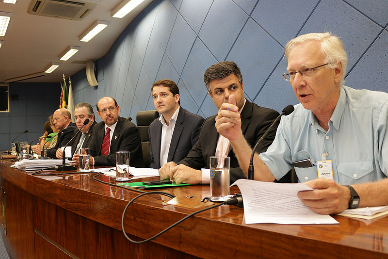 Deputados, vereadores, professores e alunos discutem Plano Estadual de Educação na Câmara