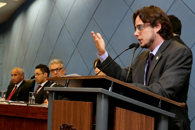 Pedro Tourinho protocola projeto para multar quem proibir amamentação em público ou constranger mães amamentando