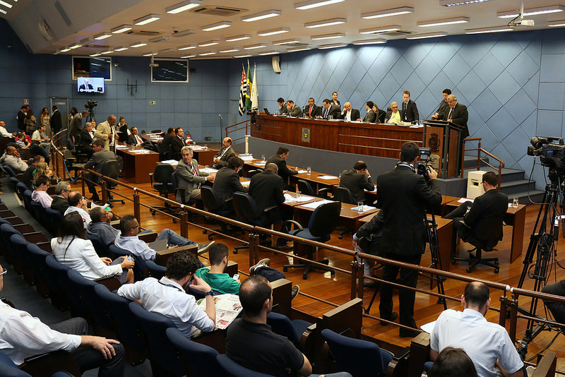 Vereadores analisam na sessão de segunda (19), em 2ª discussão, o projeto “AntiUber”