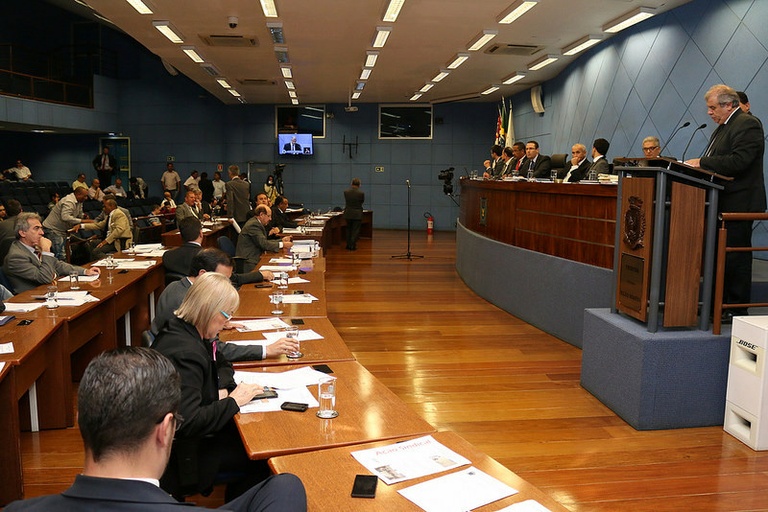 Vereadores aprovam parecer negativo de contas de 2002 de Izalene Tiene, que ficará inelegível por oito anos