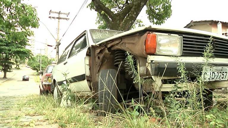 Vereadores saem às ruas para fiscalizar aplicação da lei de remoção de carros abandonados