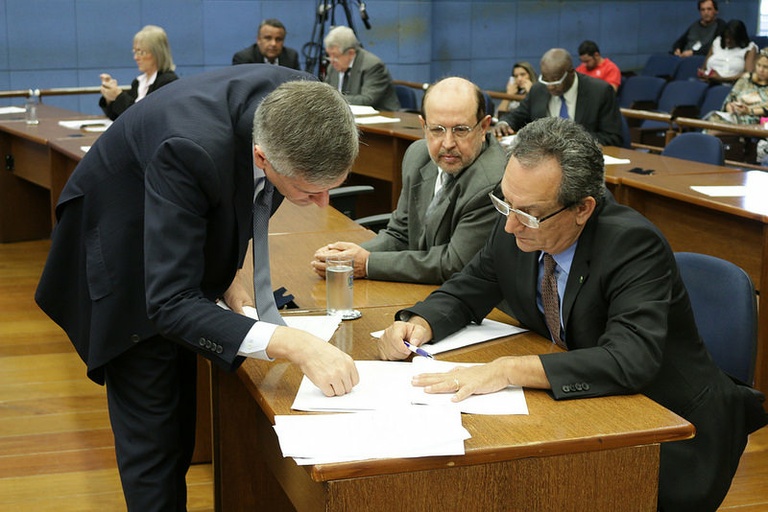Em reuniões extraordinárias, plenário aprova projetos nas áreas social e tributária