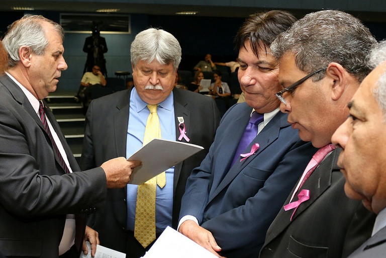 Vereadores aprovam, em primeira votação, PL que cria multa a quem joga lixo em local inadequado