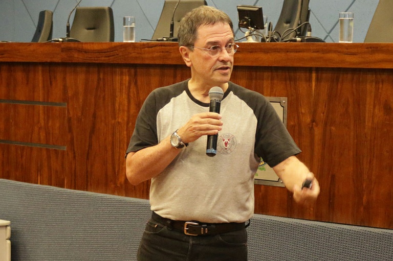Reflexões: Ivan Capelatto e Renato Janine Ribeiro estreiam no quadro diário da TV Câmara; assista à palestra do psicólogo