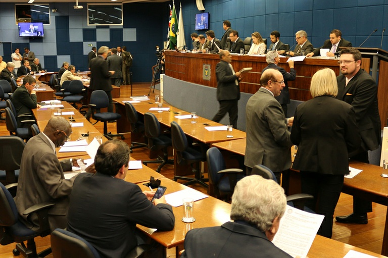 Vereadores analisam na sessão desta quarta-feira (31) PL que obriga os bares a divulgarem telefone de táxis em seus estabelecimentos