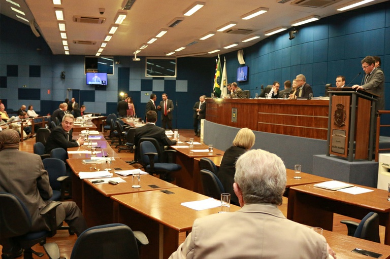 Vereadores analisam nesta quarta-feira (03/8) PL que cria Cadastro de Profissionais com Deficiência e também PL que exige a descrição das porções em cardápios nos bares e restaurantes da cidade 