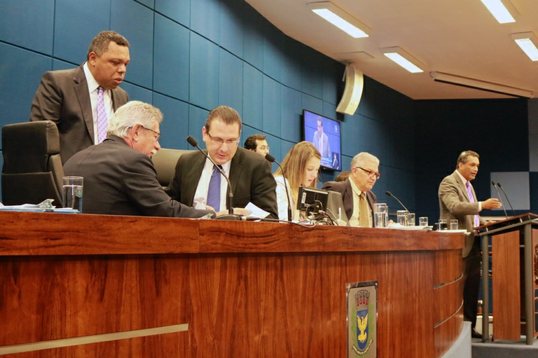 Vereadores aprovam, em segunda votação, PL que obriga bancos a divulgarem gratuidade de serviços essenciais que oferecem