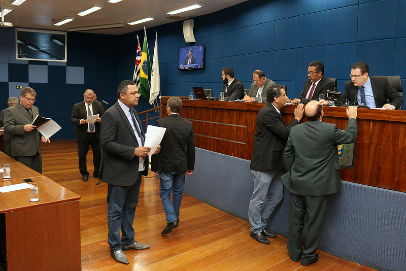 Câmara convoca duas sessões extraordinárias para a tarde de quarta (14): em pauta, manutenção de subsídios do prefeito, vice e secretários; e remuneração dos comissionados da Casa após a redução válida a partir de 2017