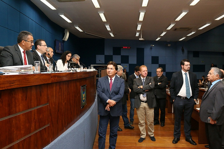 Em reuniões extraordinárias, Câmara aprova manutenção de subsídios do prefeito, vice e secretários; e fixação de remuneração dos comissionados da Casa a partir de 2017