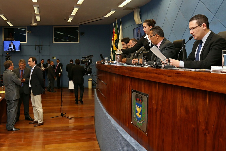 Câmara aprova, em segunda discussão, PL que obriga estabelecimentos a divulgar ostensivamente reserva de vagas exclusivas a deficientes, sob pena de multa