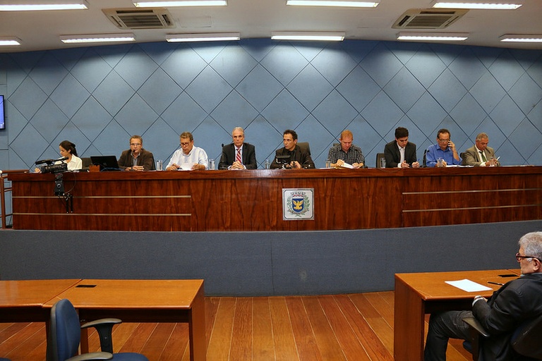 Na primeira reunião após ser criada, CEE do Uber ouve argumentos de representantes do aplicativo, taxistas e do município; próximo passo será análise de jurisprudências com especialistas 