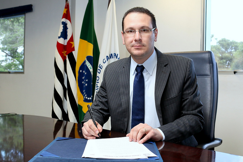 Embasado em decisão do STF, presidente Rafa Zimbaldi manda cortar salários acima do teto de um grupo de servidores; economia anual será de quase R$ 800 mil