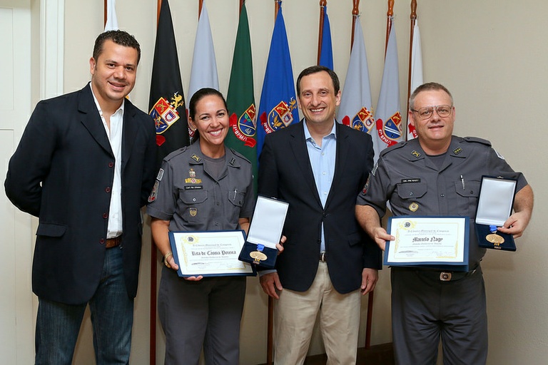 Vereador Artur Orsi entrega medalha “Guilherme de Almeida” ao comandante da PM em Campinas e Região e à chefe de Comunicação Social da corporação no município