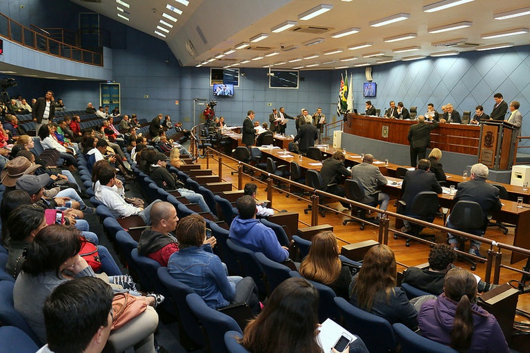 Vereadores retomam sessões nesta segunda (1) e votam oito projetos, entre eles PL que determina o uso de capacete na prática do skate