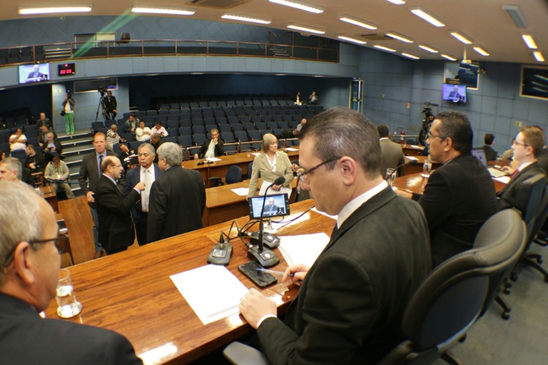 Câmara aprova reajuste zero para Legislatura 2017-2020 e  recomposição salarial de servidores da Casa e da Prefeitura