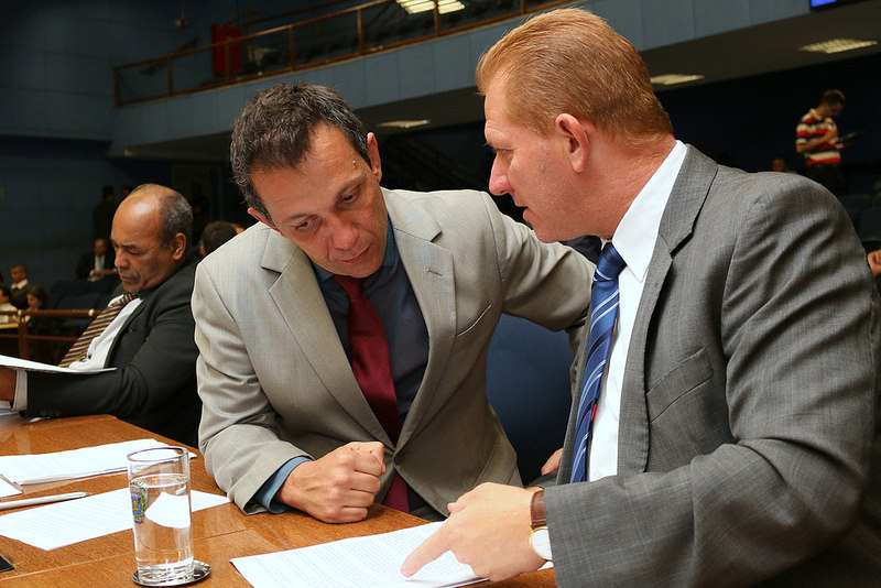 Vereadores Tico Costa (PP) e Gilberto Vermelho (PSDB) protocolam projeto para regulamentar o Uber em Campinas; votação será no segundo semestre